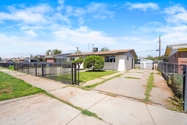 Building Photo - 10337 Redwood St