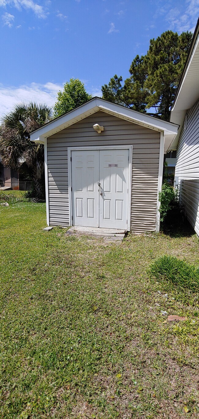 Building Photo - 501 Rainbow Dr