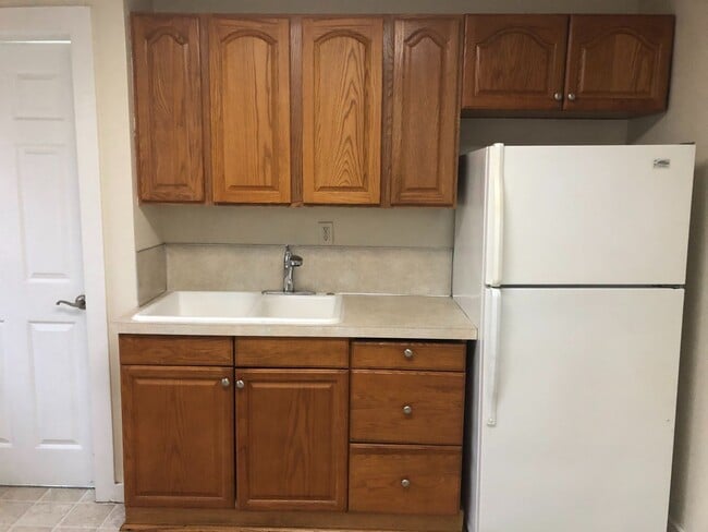 Building Photo - Well kept house near downtown Eugene with yard care included