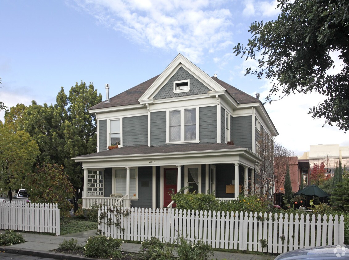 Primary Photo - 405 Kipling St