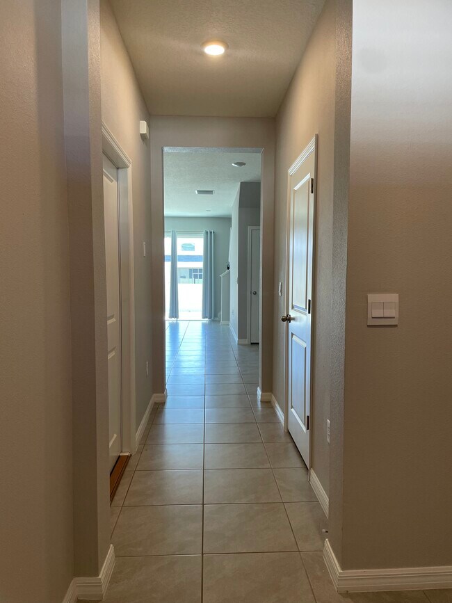 Entrada al pasillo de la planta baja - 3525 Marigold Patch Ct