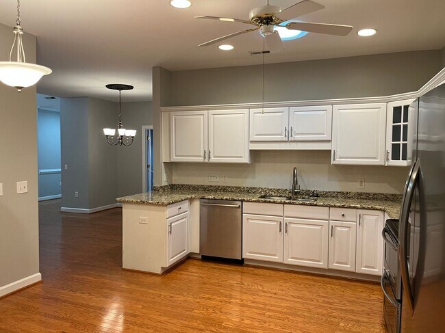 Foto del edificio - 1021 Thistle Briar Pl