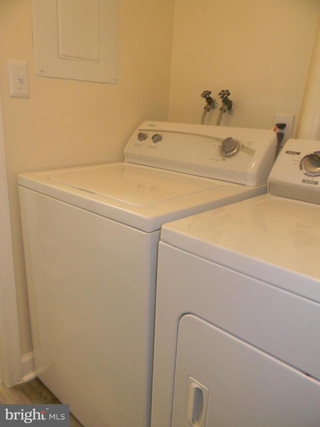 Building Photo - 6111 Bellinham Ct