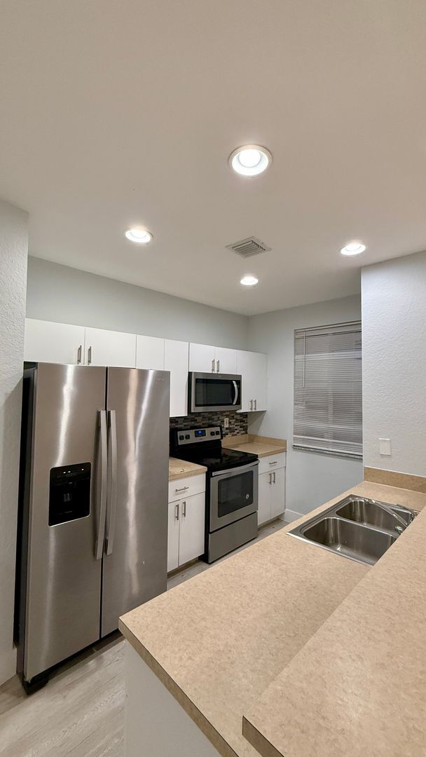 Photo - Spacious 3/3 Townhouse with Lake View – Sa...