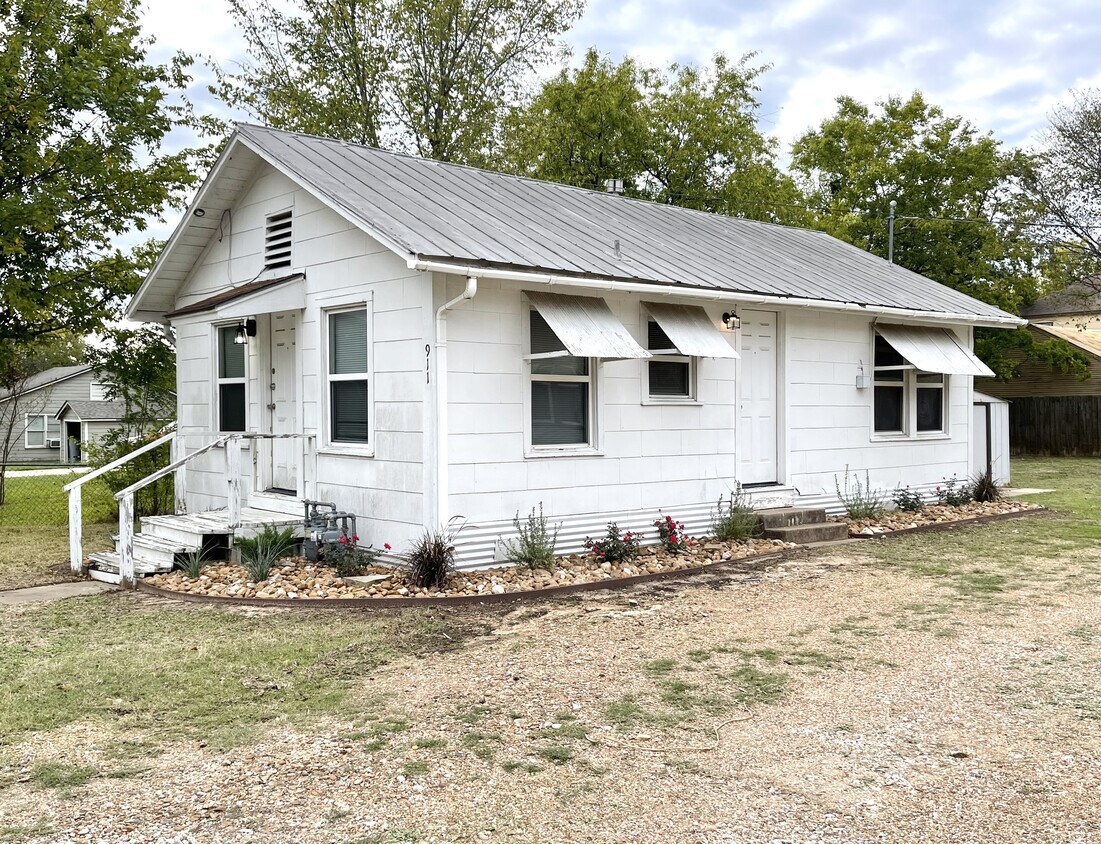 911 Bina St, Bryan, TX 77803 House Rental in Bryan, TX