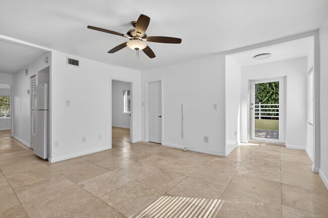 Sala de estar - 825 NE 120th St