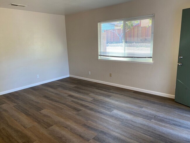 Foto del edificio - 1756 Pine Ave