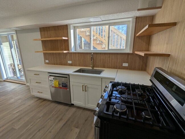 Foto del edificio - 28600 W Grass Lake Rd