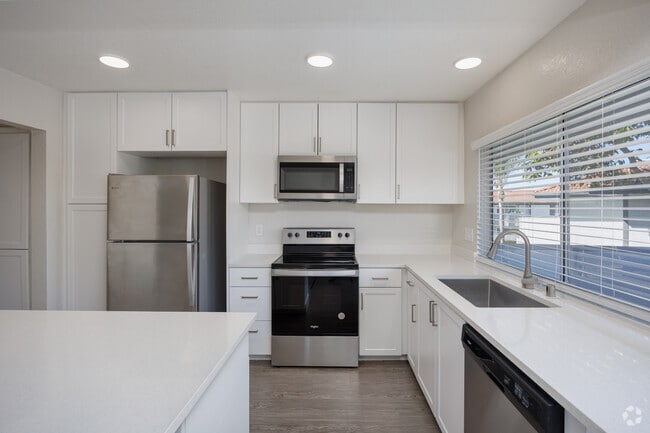 2BR, 2BA - 997SF - Kitchen - Stone Arbor