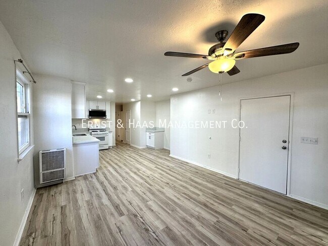 Building Photo - 622 E 7th St