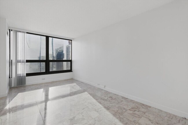 Building Photo - 360 E Randolph St