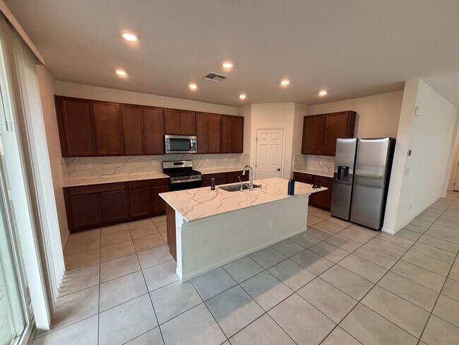 Foto del edificio - Beautiful 5-Bedroom, 4.5-Bath Home with St...
