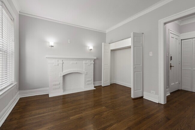 Building Photo - 1112 W Glenlake Ave