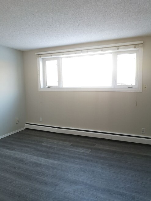 Building Photo - 10730 84 Av NW