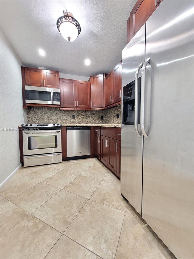 Building Photo - 6457 Bay Club Dr