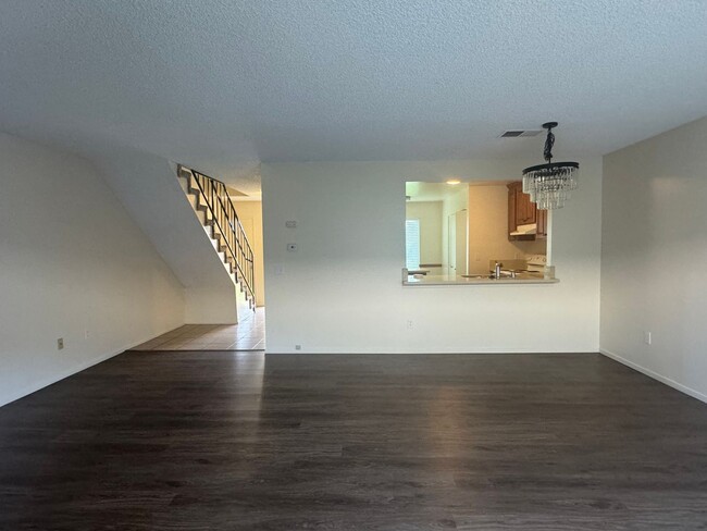 Building Photo - 3 bedroom 2 bathroom Condo in Riverside