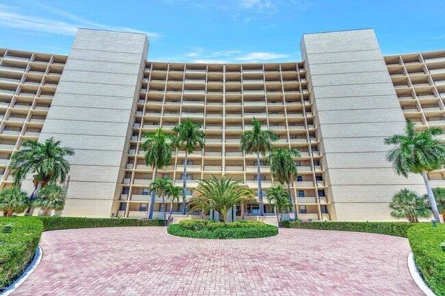 Building Photo - 134 Lakeshore Dr