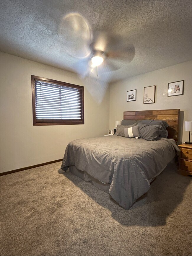 Master Bedroom - 550 Cindy Ln