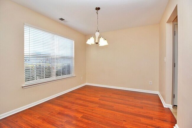Building Photo - Spacious 4BD/2.5BA Home in Moorecrest!