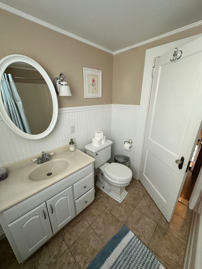 Foto del edificio - 661 Aquidneck Ave