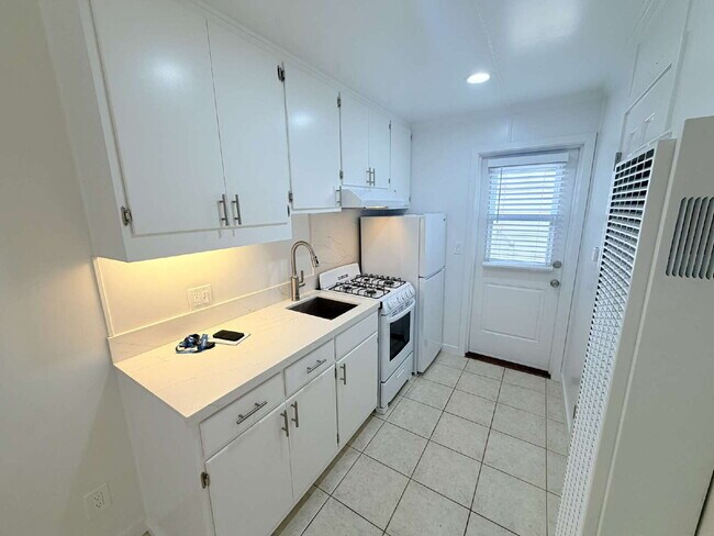 Foto del edificio - Come home to a cozy cottage on the coast! If you've been looking to make a move to the beach, now...