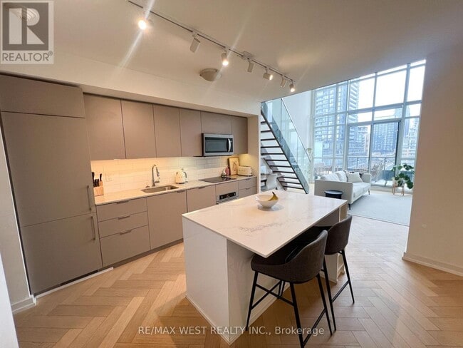 Building Photo - 5 Hanna Ave