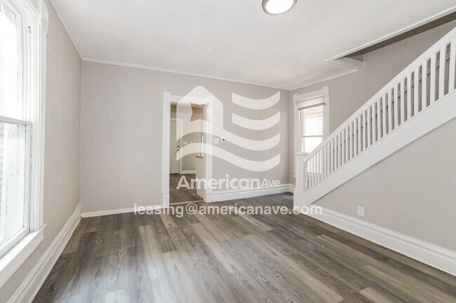 Building Photo - 318 E Thrush Ave