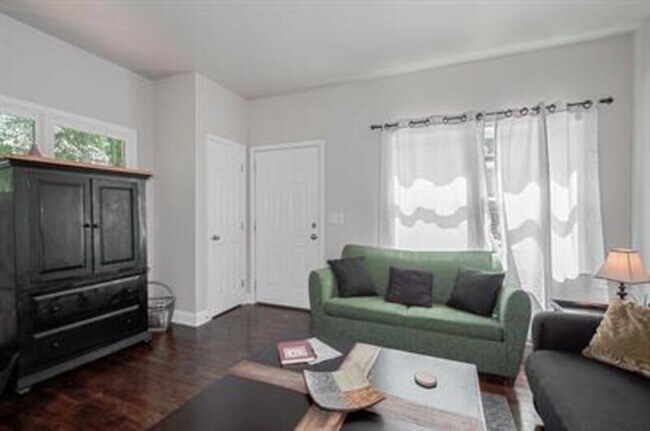 Foto del edificio - 906 Greenwood Ave NE