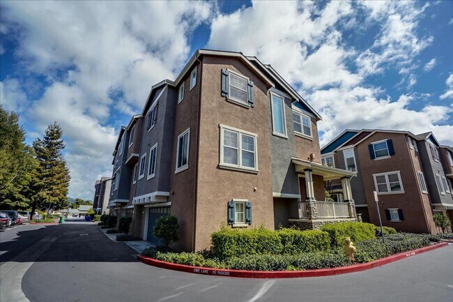 Foto del edificio - COMING SOON! | $3,700 / 3BR GORGEOUS CENTRAL FREMONT TOWNHOME IN PARKMONT | Photos shown are of a...