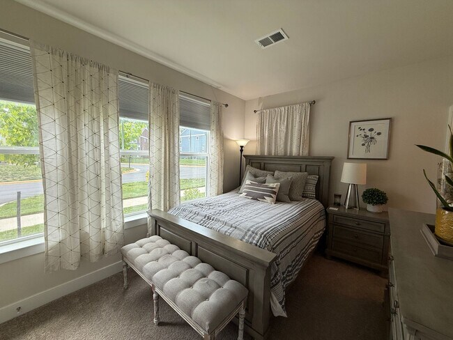 Foto del edificio - Gorgeous Potomac Shores End Unit Townhome