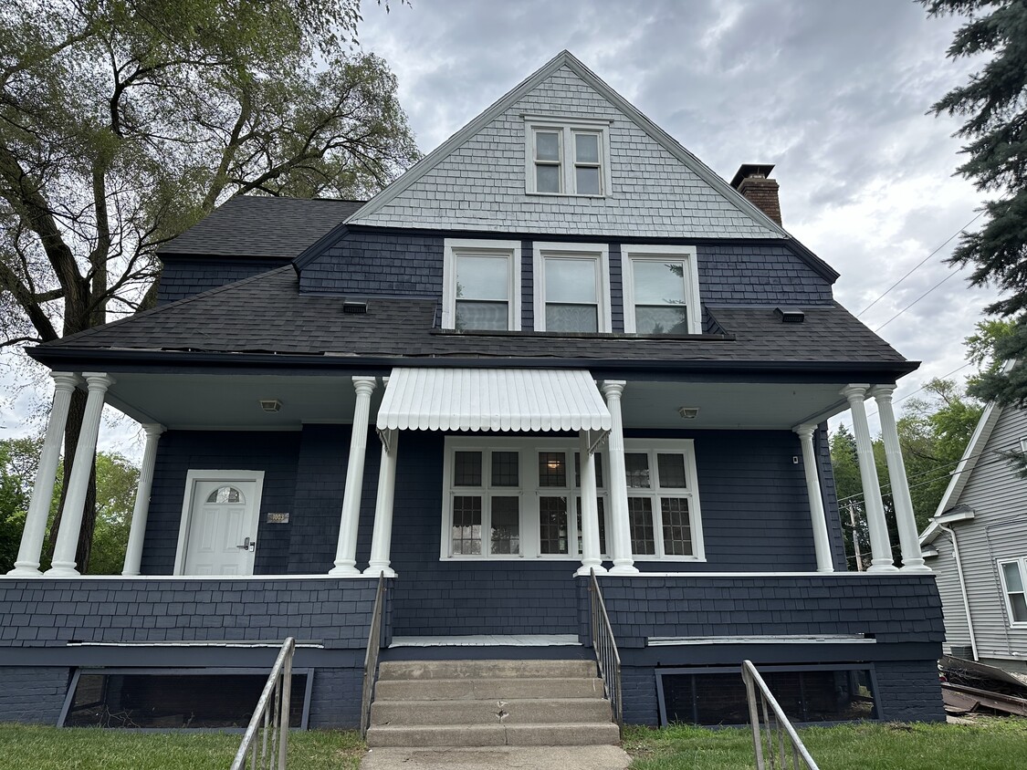 Front - 1003 E Washington St