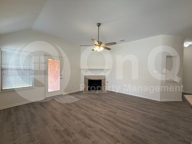 Foto del edificio - 2716 Watercress Dr