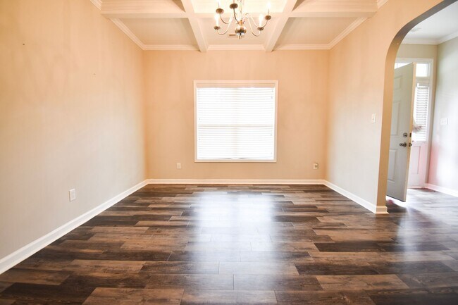 Building Photo - 5 Bedroom 3 Bathroom Pets Considered