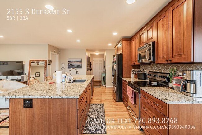 Foto del edificio - Inviting 5BD 3BA Home with Gardening Space!