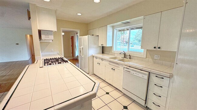 Building Photo - Comfortable 3 BD | 2 BA - Cedar Hills Neighborhood