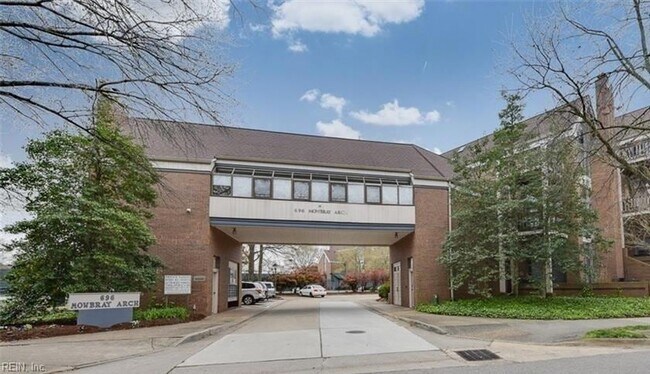 Foto del edificio - 696 Mowbray Arch