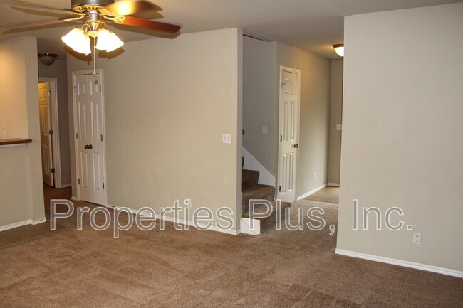 Building Photo - 2947 Creekside Dr