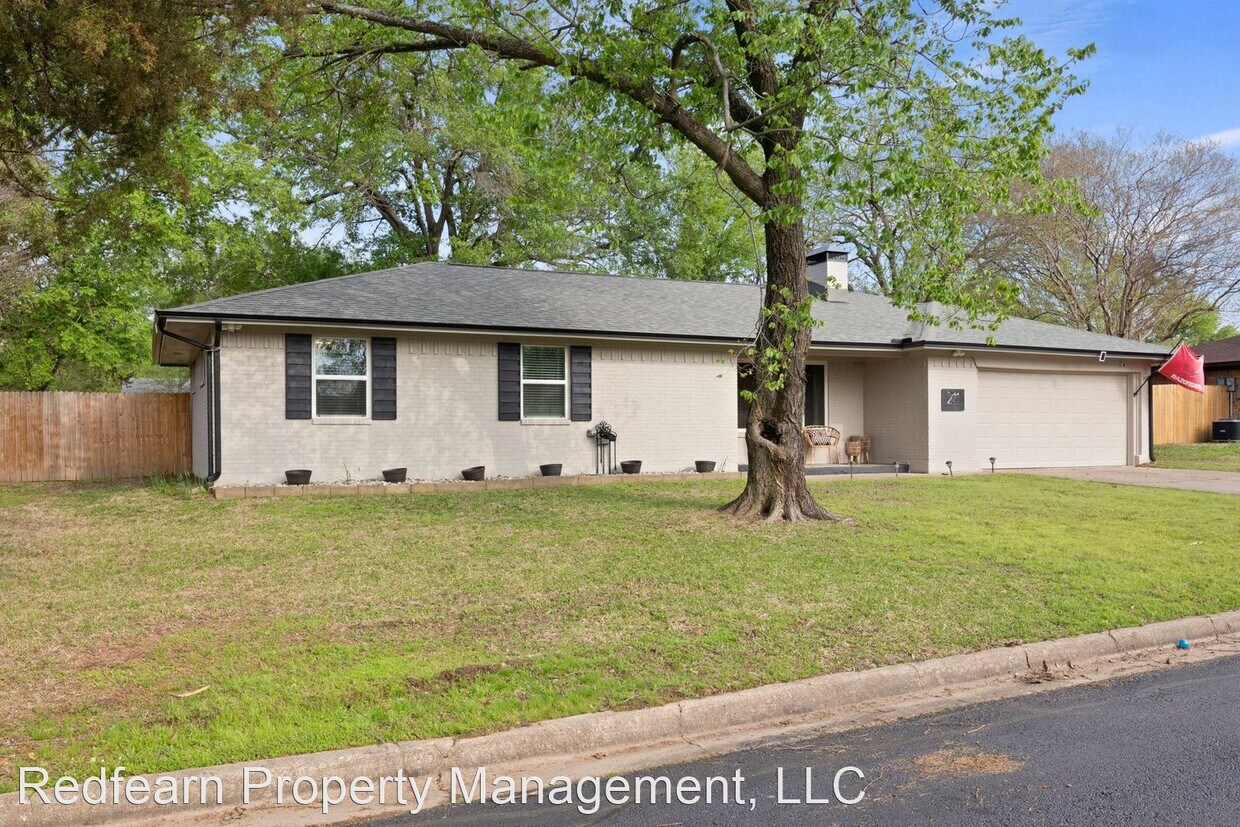 Primary Photo - 3 br, 2 bath House - 211 Red Bird