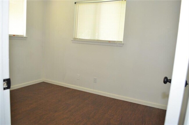 Building Photo - 300 Canion St