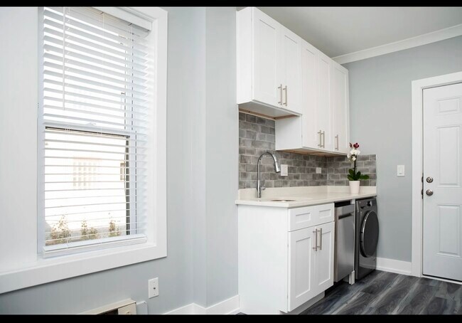 Building Photo - 3821 N Greenview Ave