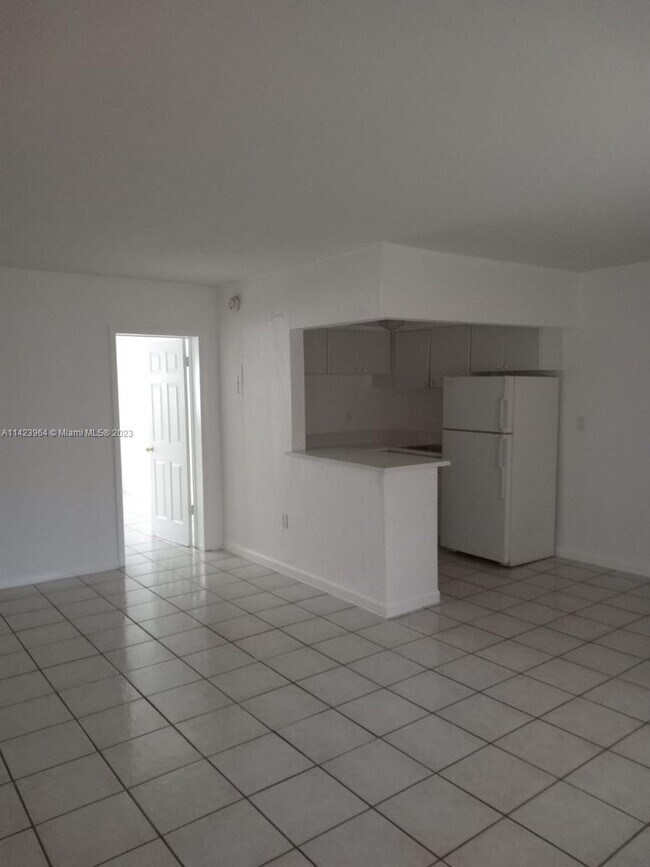 Building Photo - 1230 W 54th St