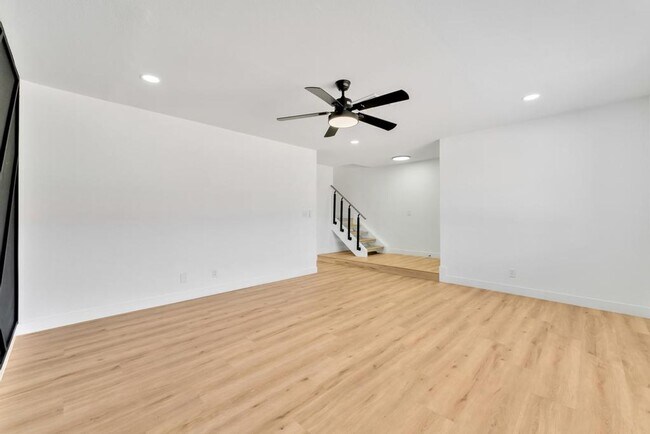 Building Photo - Fully renovated townhome in central Las Ve...