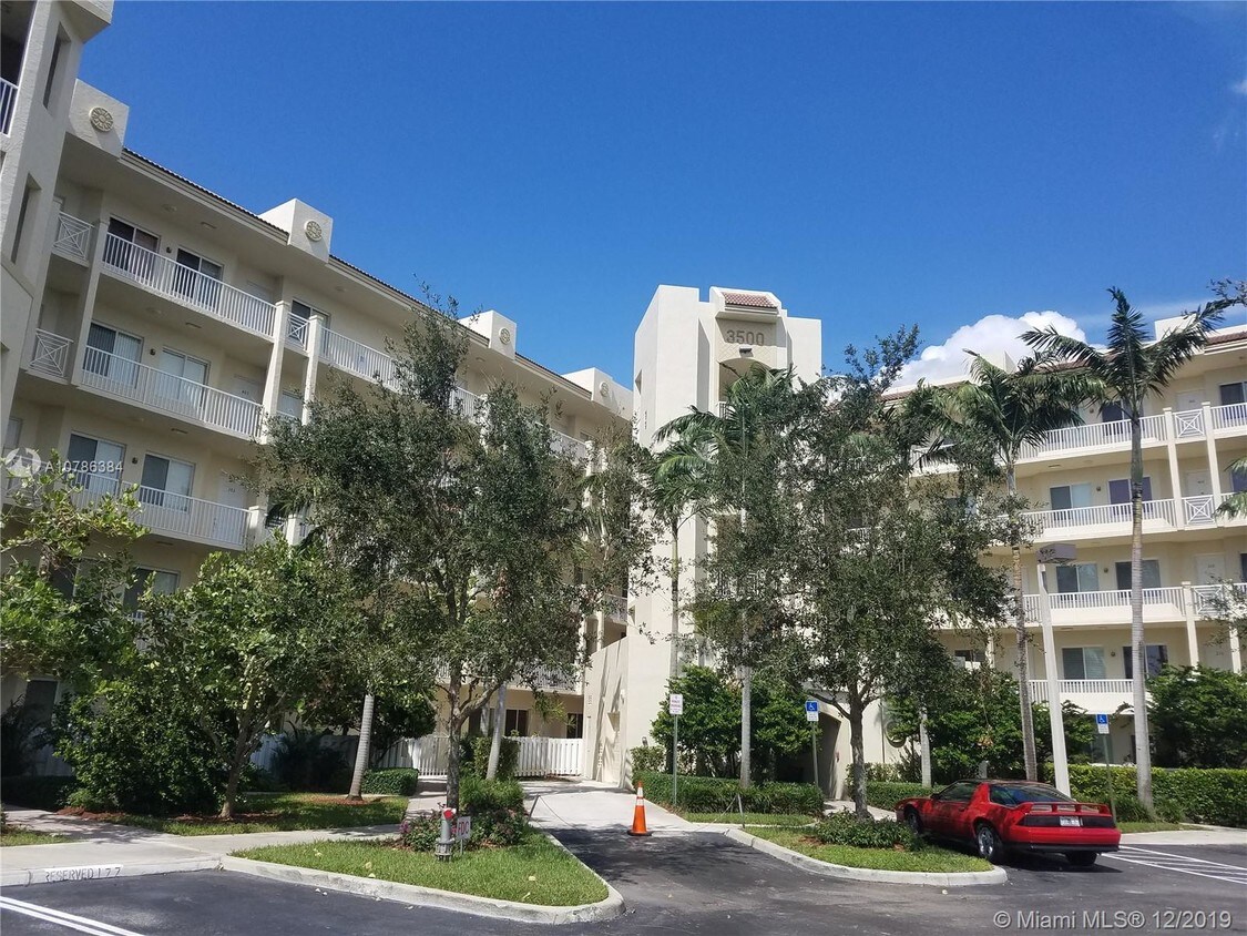 3500 Oaks Clubhouse Dr Unit 108, Pompano Beach, FL 33069 Condo for