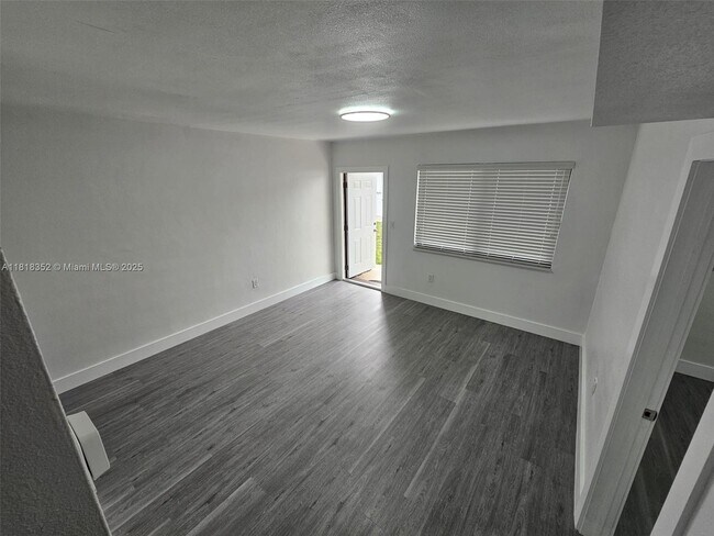 Foto del edificio - 1020 Opa-locka Blvd