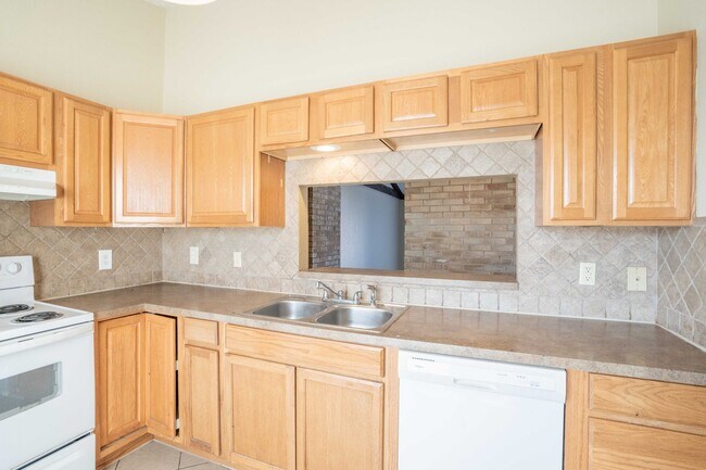 Building Photo - 3 Bedroom Duplex in Union School! Available for immediate move in!