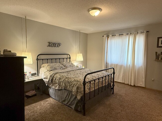 Building Photo - Single Family 3-bedroom 3 Bath Home