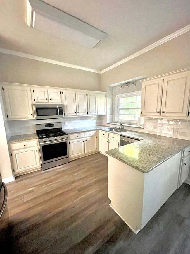 Photo - 2024 Hilltop Rd House