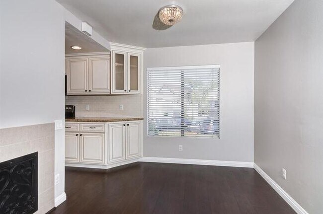 Building Photo - 3692 Avocado Village Ct