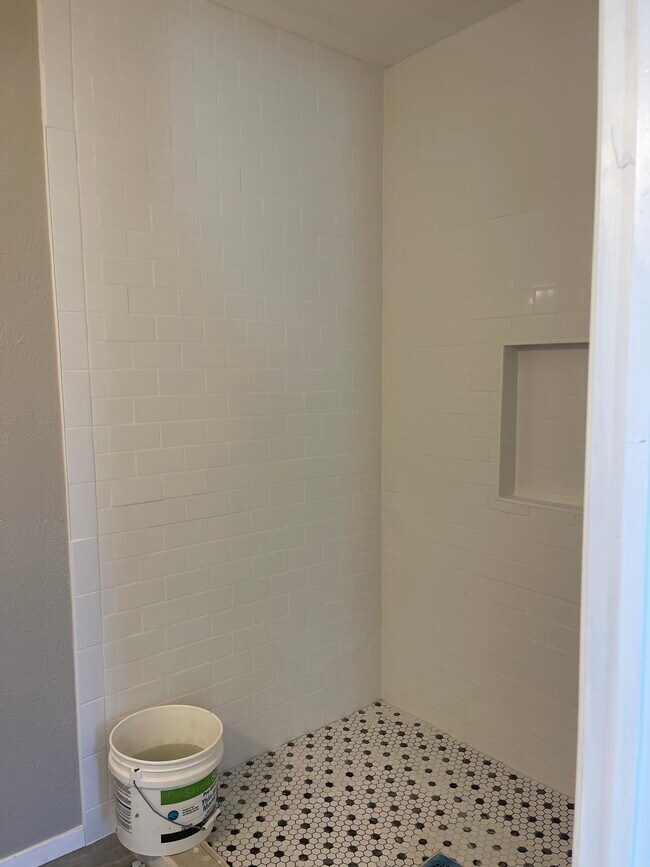 Building Photo - 406 Forest Cir