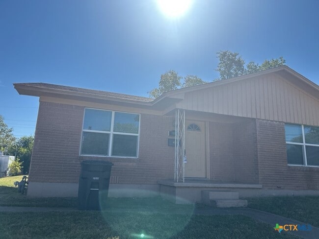 Building Photo - 808 Florence Rd